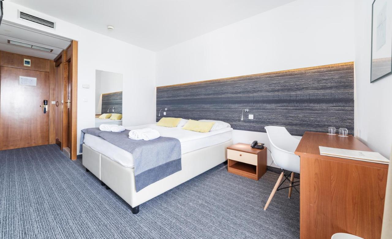 Hotel Punta Vodice Bagian luar foto
